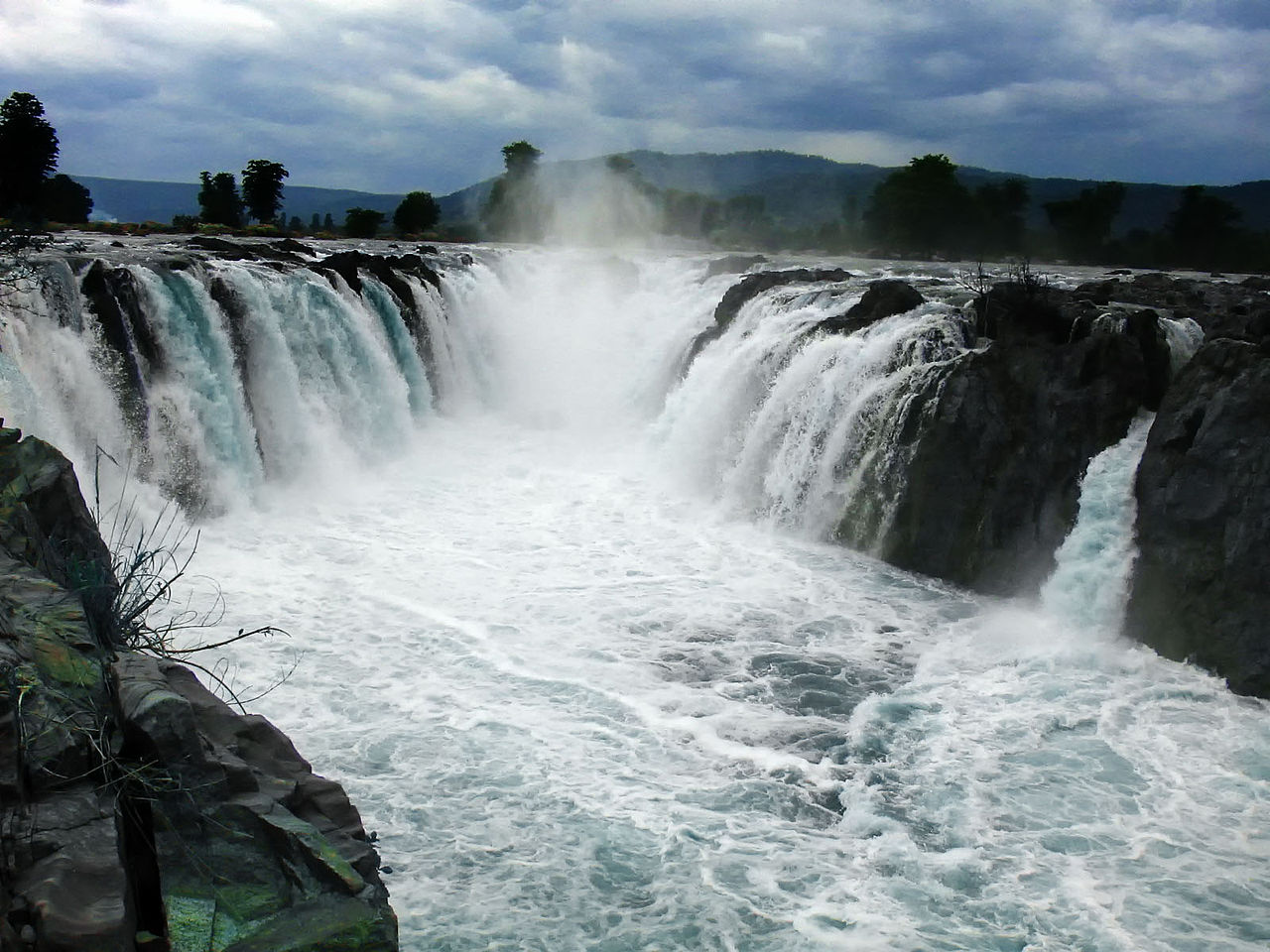Hogenakkal Falls होगेनक्कल जलप्रपात