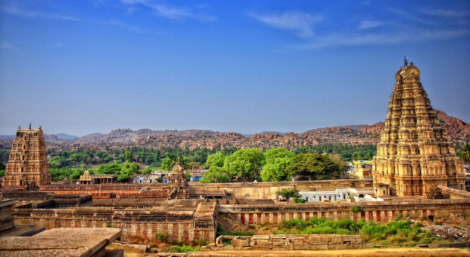 विरुपाक्ष या पम्पापति मंदिर हम्पी में तीर्थयात्रा का मुख्य केंद्र है। यह पूरी तरह से बरकरार है, और इसमें कुछ पुरानी संरचनाएं शामिल हैं। इस मंदिर में तीन मीनारें हैं, पूर्वी मीनार 160 फीट की ऊंचाई तक है और नौ तलों वाली है। यह पंद्रहवीं शताब्दी के पूर्वार्द्ध का है और सोलहवीं शताब्दी में कृष्णदेवराय द्वारा इसका जीर्णोद्धार किया गया था। The Virupaksha or the Pampapathi temple is the main center of pilgrimage at Hampi. It is fully intact, and it incorporates some earlier structures. This temple has three towers, the eastern tower rises to a height of 160 feet and is nine tiered. It dates back to the first half of the fifteenth century and was renovated in the sixteenth century by Krishnadevaraya.