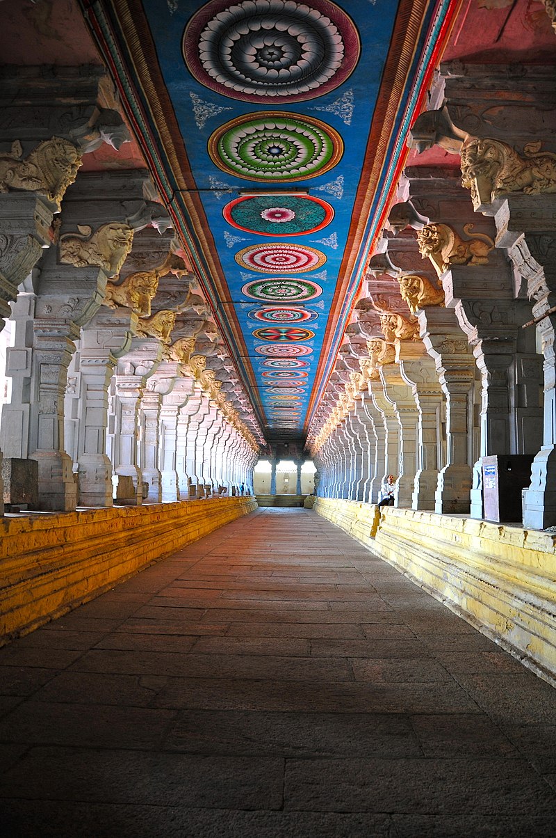 1000 pillared passage inside Rameshwaram temple रामेश्वरम मंदिर के अन्दर 1000 स्तम्भों वाला मार्ग