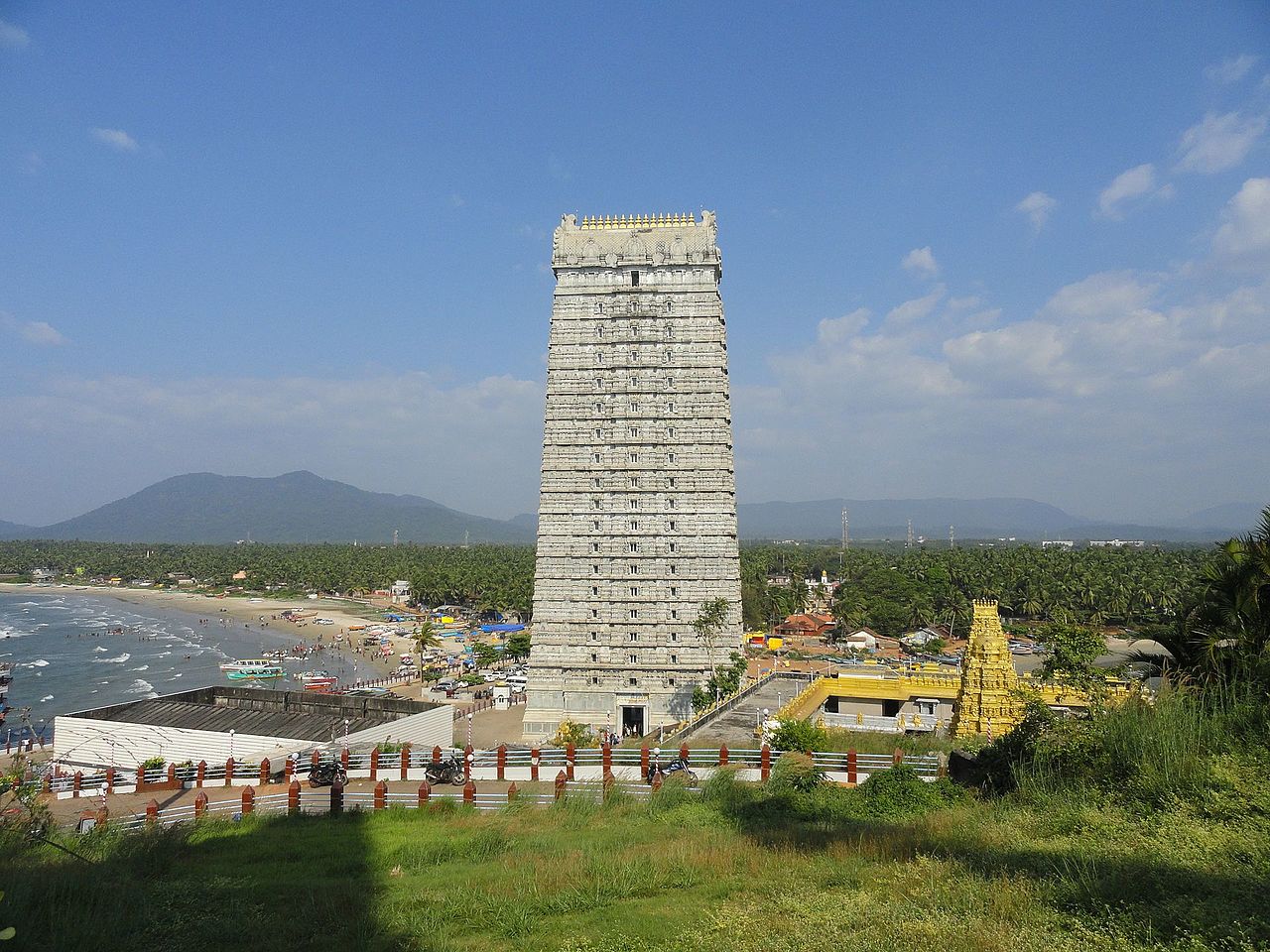 मुर्देश्वर मंदिर में 20 मंजिला राजा गोपुरा। यह मंदिर कंदुका पहाड़ी पर बना है जो तीन तरफ से अरब सागर के पानी से घिरा हुआ है। 20-storied Raja Gopura at the Murdeshwar temple. This temple is built on the Kanduka Hill which is surrounded on three sides by the waters of the Arabian Sea.