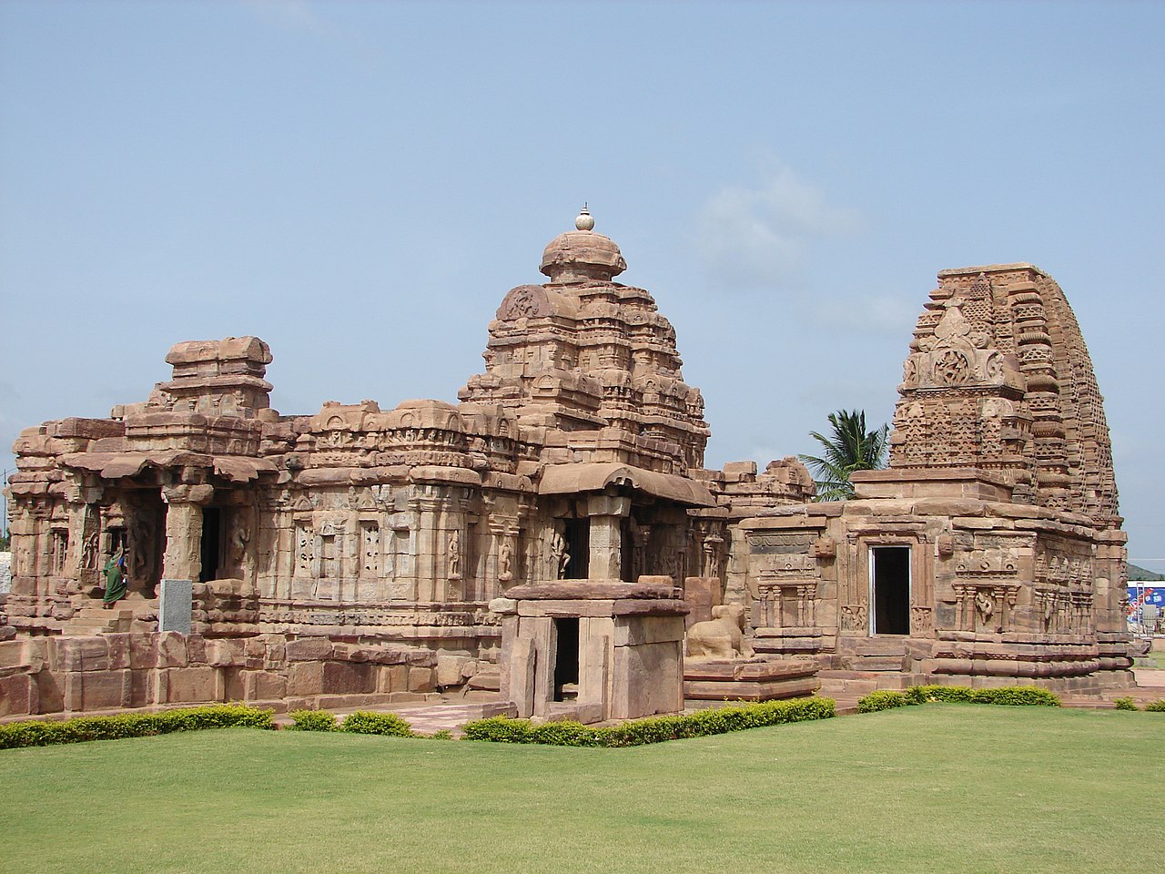 पट्टदकल में मल्लिकार्जुन मंदिर और काशी विश्वनाथ मंदिर, चालुक्य साम्राज्य और राष्ट्रकूट साम्राज्य के राजाओं द्वारा क्रमिक रूप से निर्मित, एक यूनेस्को विश्व धरोहर स्थल है। Mallikarjuna temple and Kashi Vishwanatha temple at Pattadakal, built successively by the kings of the Chalukya Empire and Rashtrakuta Empire, is a UNESCO World Heritage Site.