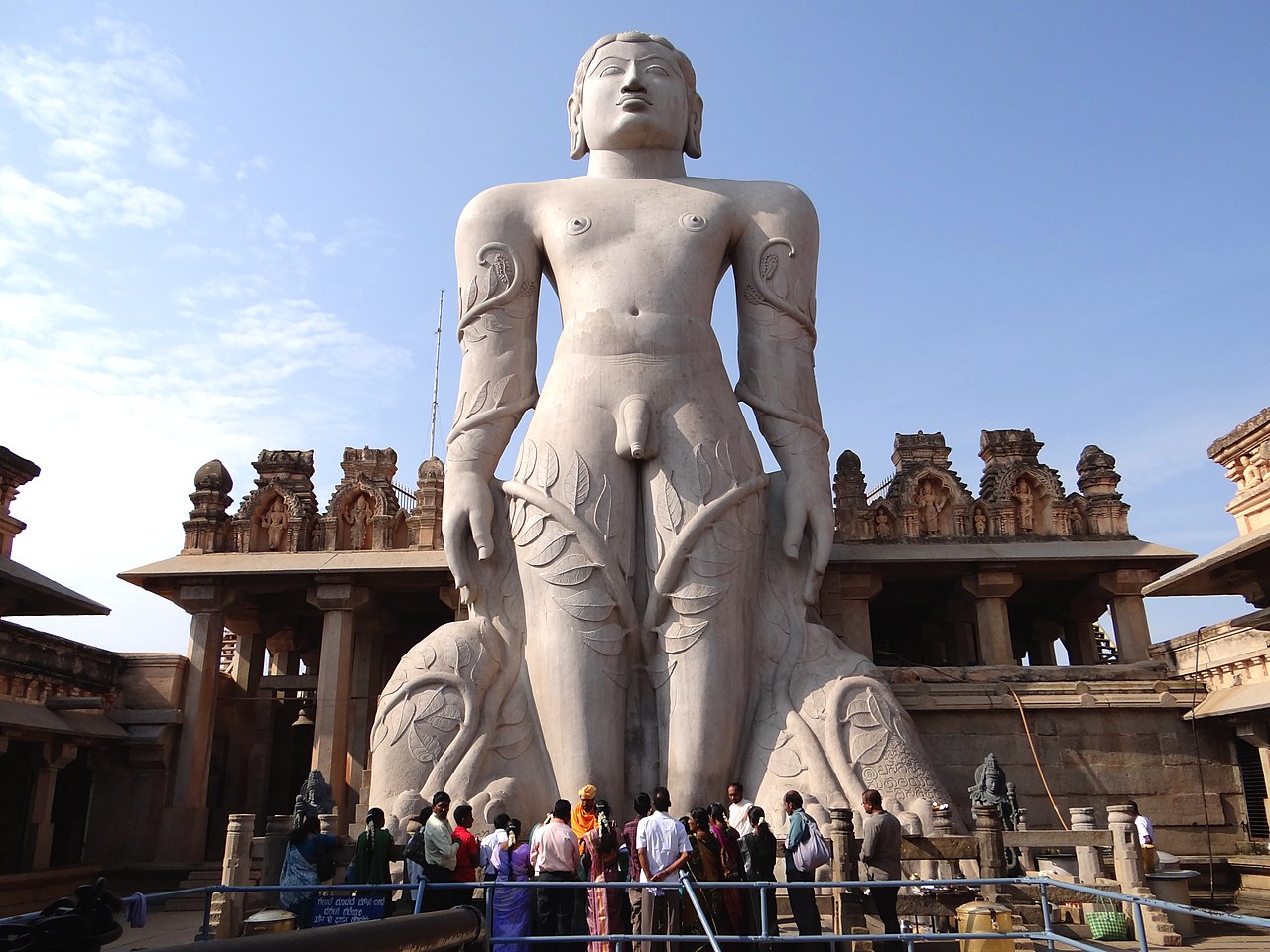 श्रवणबेलगोला में गोमतेश्वर (982-983) की एकाश्म-प्रतिमा, आज जैन धर्मावलंबियों के सर्वप्रिय तीर्थों में से एक है। The monolith of Gomateshwara (982-983) at Shravanabelagola is today one of the most popular pilgrimage centers for Jains.