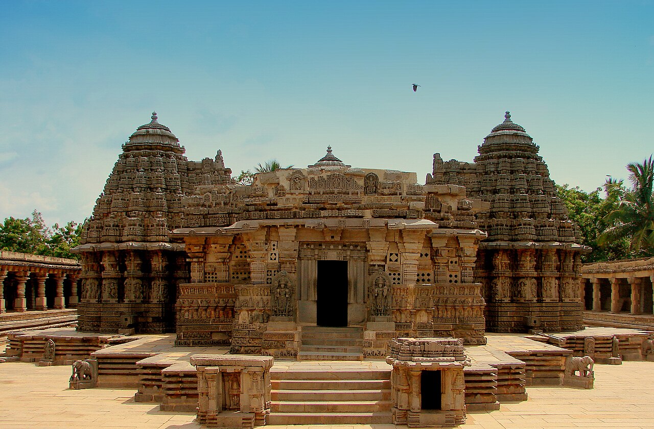 चेन्नाकेशव मंदिर होयसला वास्तुकला का एक आदर्श उदाहरण है, जिसे बाद में विजयनगर सम्राटों द्वारा वित्तीय सहायता और अनुदान के साथ 16 वीं शताब्दी में मरम्मत की गई थी। Chennakesava Temple is a model example of the Hoysala architecture, later repaired in the 16th century with financial support and grants by the Vijayanagara Emperors.