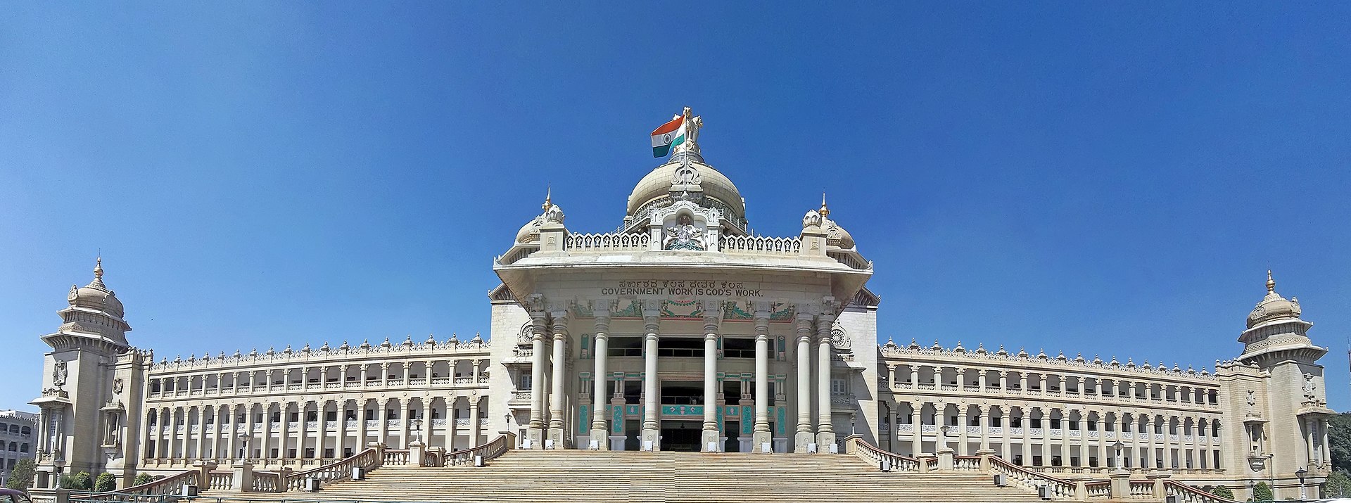 बेंगलुरु में विधान सौधा कर्नाटक विधान सभा की सीट है। The Vidhana Soudha in Bangalore is the seat of the Legislative Assembly of Karnataka.
