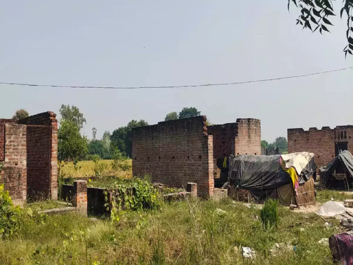 भदोही उत्तर प्रदेश भारत में सीएम आवास योजना के मकान अधूरे Eduat10 houses of cm awas yojana unfinished in Bhadohi Uttar Pradesh India Eduat10